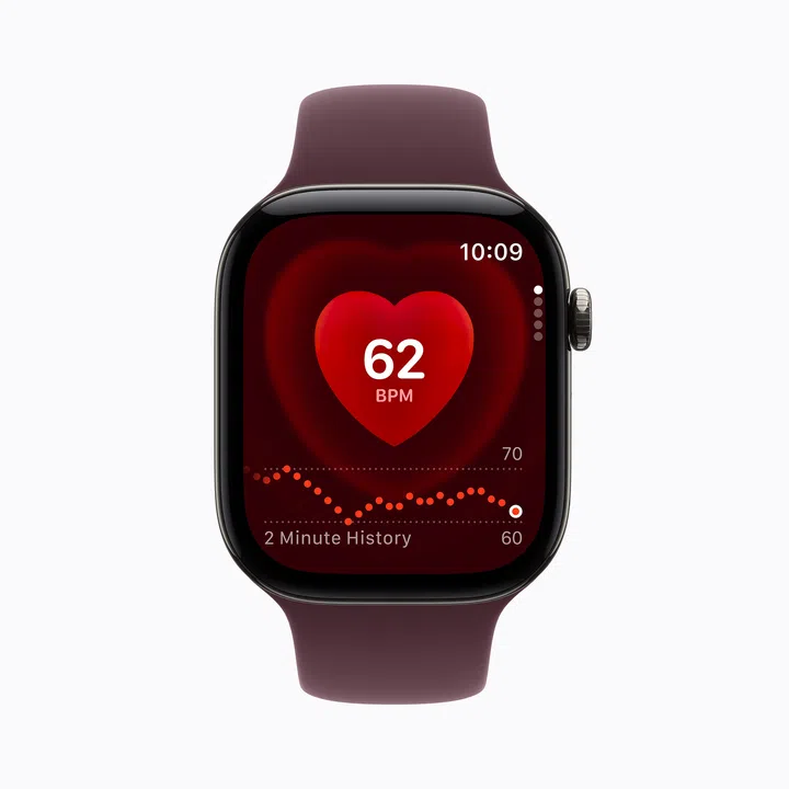 Apple Watch Series 12正面产品图，搭配酒红色表带，右侧可见数码表冠。表盘开启心率应用，中央红色心形图案显示当前心率为每分钟62次，下方以橙红色点状曲线呈现过去两分钟的心率变化，范围约在每分钟60至70次之间，突出Apple Watch Series 12的实时心率监测与健康追踪功能。