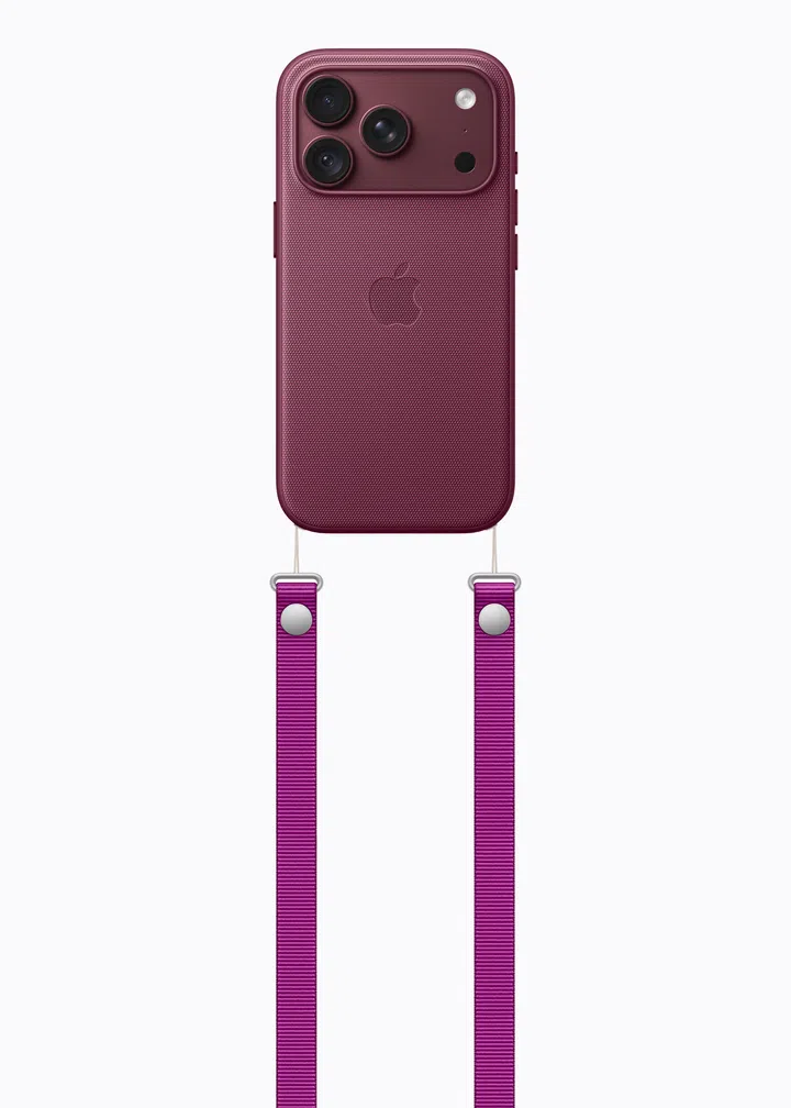 酒红色Burgundy iPhone 18 Pro搭配同色系保护壳与紫红色斜背挂绳的产品图。手机以背面示人，可见三镜头相机模组、闪光灯及Apple标志；保护壳表面带有细密织纹质感，底部两侧连接细绳与金属扣环，再接上可调节长度的紫红色织带挂绳，整体以酒红与紫红色调呈现。