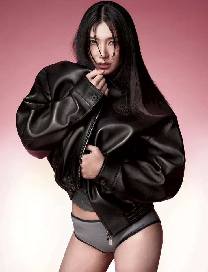 Ferlyn穿Miu Miu jacket $11,000，jumper $2,410，shorts $1,080（图：《女友》拍摄）