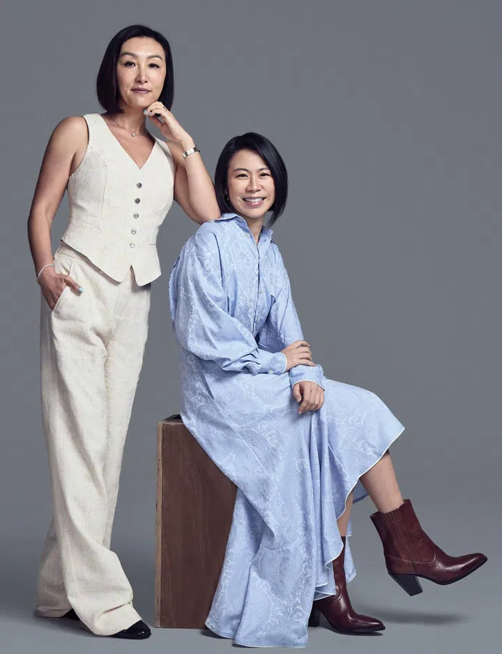 （左起：Zhai Qi and Michelle Mah）Etro 马甲外套 $1,541，长裤$1,541，衬衫$612，半身裙$1,101，Polo Ralph Lauren 靴子 (POA)（图：《女友》拍摄）