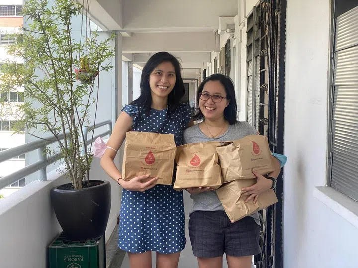 Evonne与妹妹Elisa一起派送物资。（图：受访者提供）