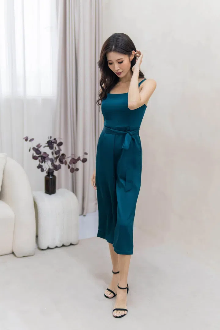 简约的连体裤，缎面材质提升高级感，高腰系带设计优化身材比例，让小个子女孩也能显腿长。