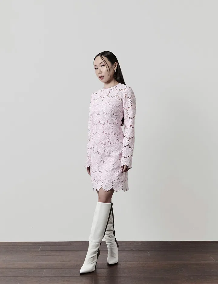 Kate Spade New York 连身裙$760；Christian Louboutin 长靴$3,100（图：《女友》拍摄）