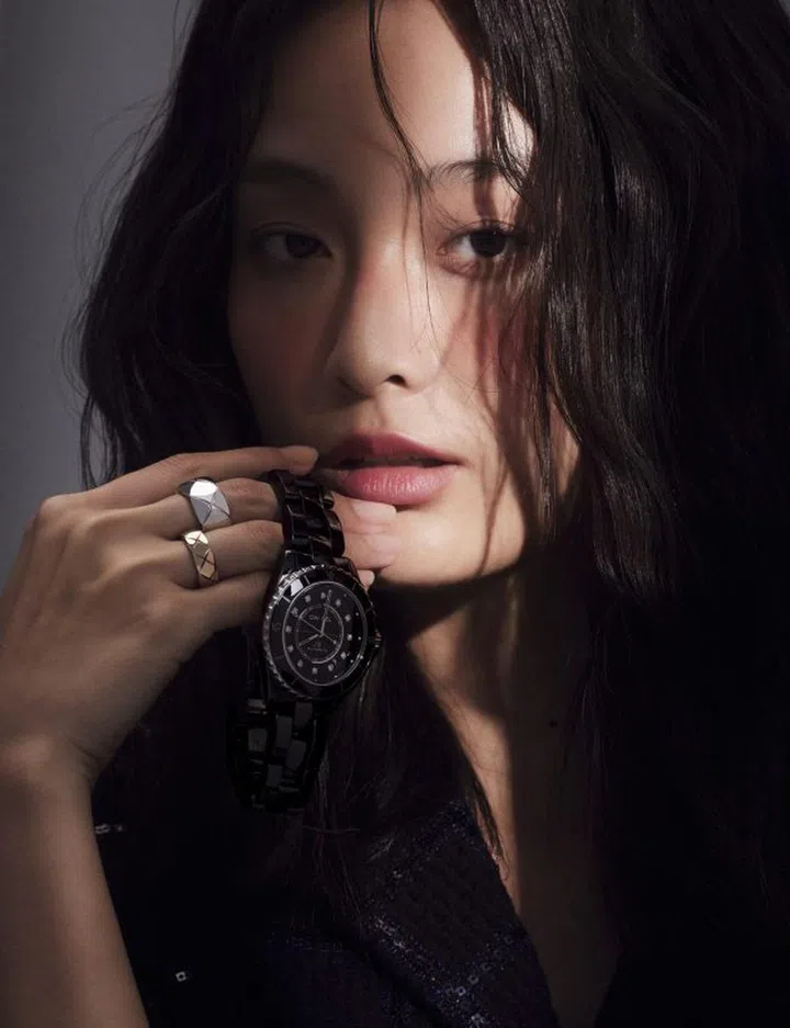 Chanel J12搭载Calibre 12.1自动上链机械机芯、镶钻表盘、38mm陶瓷及精钢表壳、陶瓷表链腕表$14,150，Coco Crush系列戒指，缀饰花呢外套