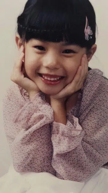 童年时期的方蓉与林咏谊（Regene Lim）照片拼图，左边是方蓉双手托脸微笑看镜头，右边是林咏谊身穿和服、手抱娃娃，对镜头露出笑容。红星大奖2026 入围名单 