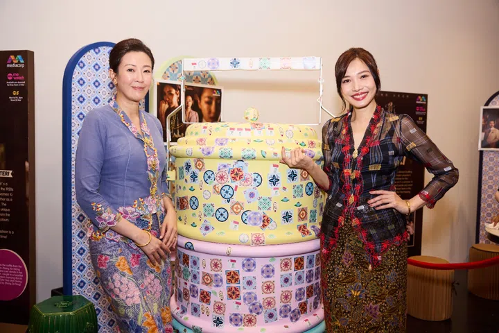 刘子绚饰演的李淑琴不仅贤良淑德，母爱也刻画在衣服上了！刘子绚告诉《女友》，因服饰非常轻薄，因此打底的小背心必须非常贴身，她还笑说因为无法拒绝美食诱惑，还被导演“指控”长胖了没办法连戏。而姚懿珊所饰演的康丝丽性格豪迈奔放，在她身上的火红刺绣中也展露无遗。（图：Mediacorp提供）