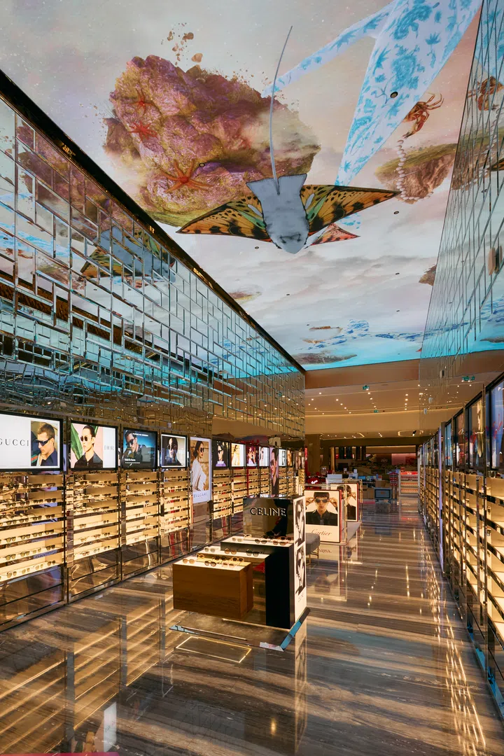 澳门上葡京cdf一站式精品店内的LED天花板，播放着海洋主题影像，营造梦幻购物氛围，是澳门3天2夜旅游攻略中推荐的打卡点。澳门3天2夜旅游攻略。