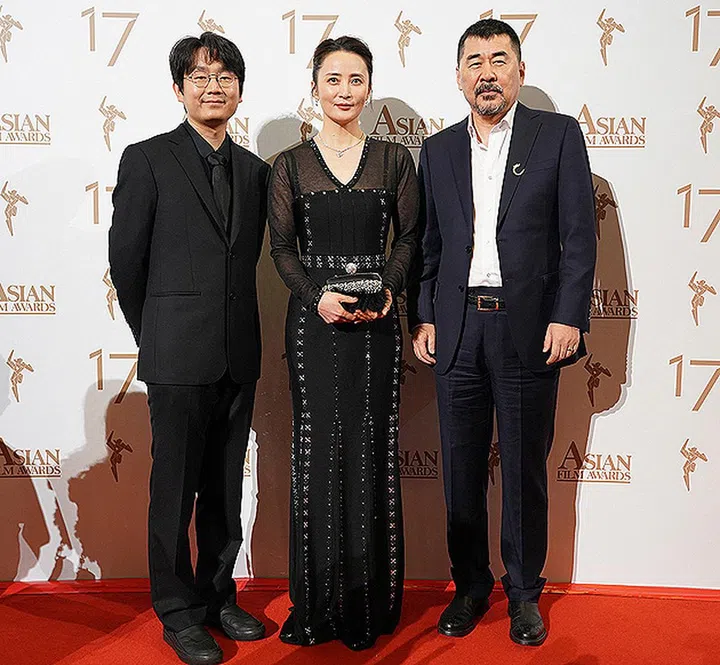 HONG KONG, CHINA - MARCH 10: Jiang Qinqin, center, attends the 17th Asian Film Awards on March 10, 2024 in Hong Kong, China. (Photo by Anthony Kwan/Getty Images)