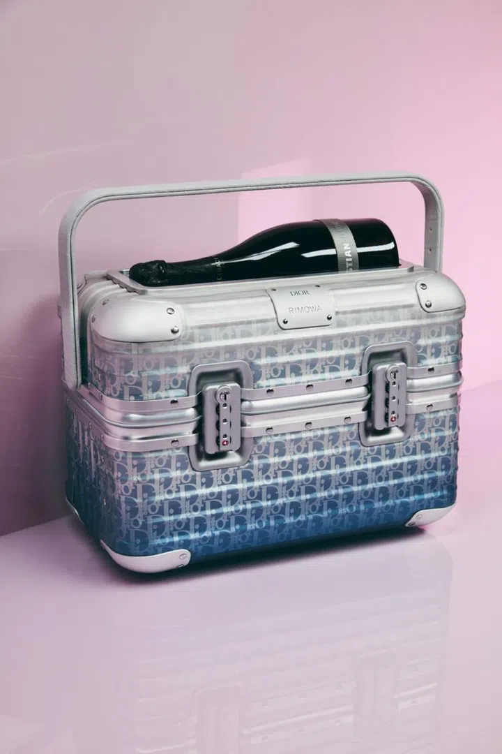 Dior X Rimowa 系列中特别定制的香槟行李箱