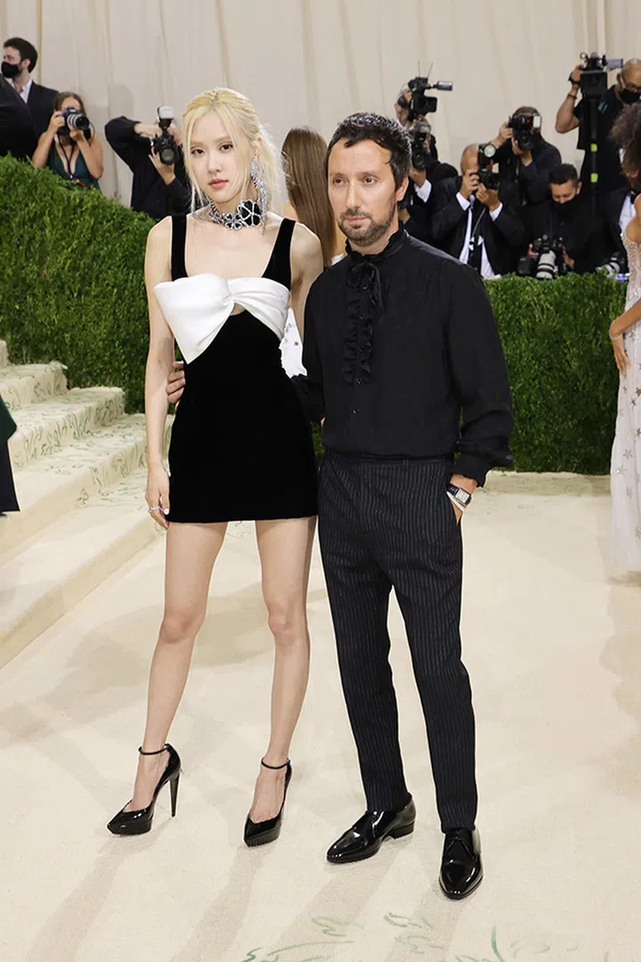 NEW YORK, NEW YORK - SEPTEMBER 13: Singer Roseanne "Rosé" Park (L) and creative director at Saint Laurent Anthony Vaccarello attend The 2021 Met Gala Celebrating In America: A Lexicon Of Fashion at Metropolitan Museum of Art on September 13, 2021 in New York City. (Photo by Mike Coppola/Getty Images)