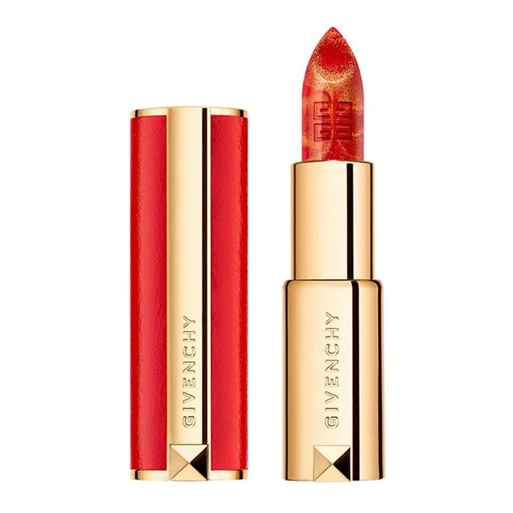 具有高级质感的红色皮革外壳，打开来有惊喜：红色唇膏中混入细致的金色亮粉，一抹就能即刻提亮双唇。#888这样的带有好兆头的色号，打麻将时别忘了搽上它哦！