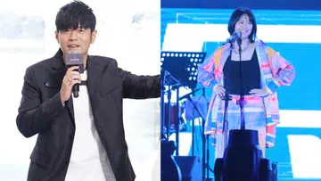 拼接封面图，左侧是一名身穿黑色西装外套与白色上衣的男歌手周杰伦，在活动现场手持麦克风发言，背景为明亮的室内场地与品牌活动布置；右侧是一名身穿彩色外套与同色系长裤的女歌手孙燕姿，站在舞台上对着麦克风演唱，背后是蓝色灯光与乐队设备，整体呈现出现场演出氛围，画面以左右对比方式呈现两位歌手不同场合的舞台风采。10位生肖属马的亚洲明星盘点：成龙、林青霞、周杰伦都在列