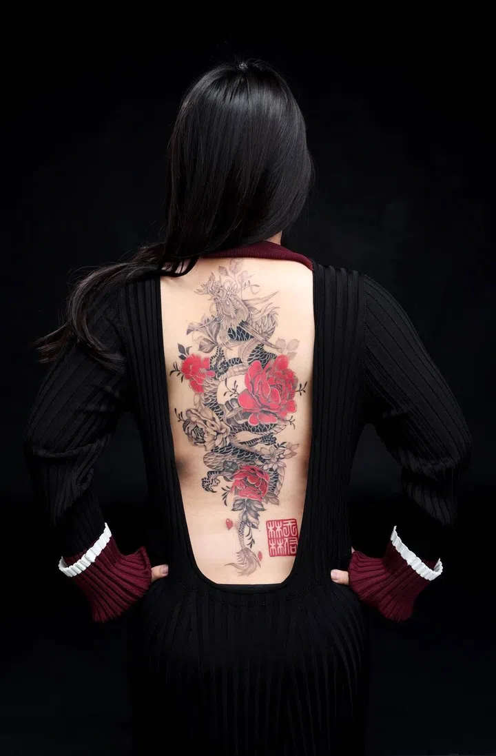 拥有巨型龙纹身的女孩CHARLOTTE LIM