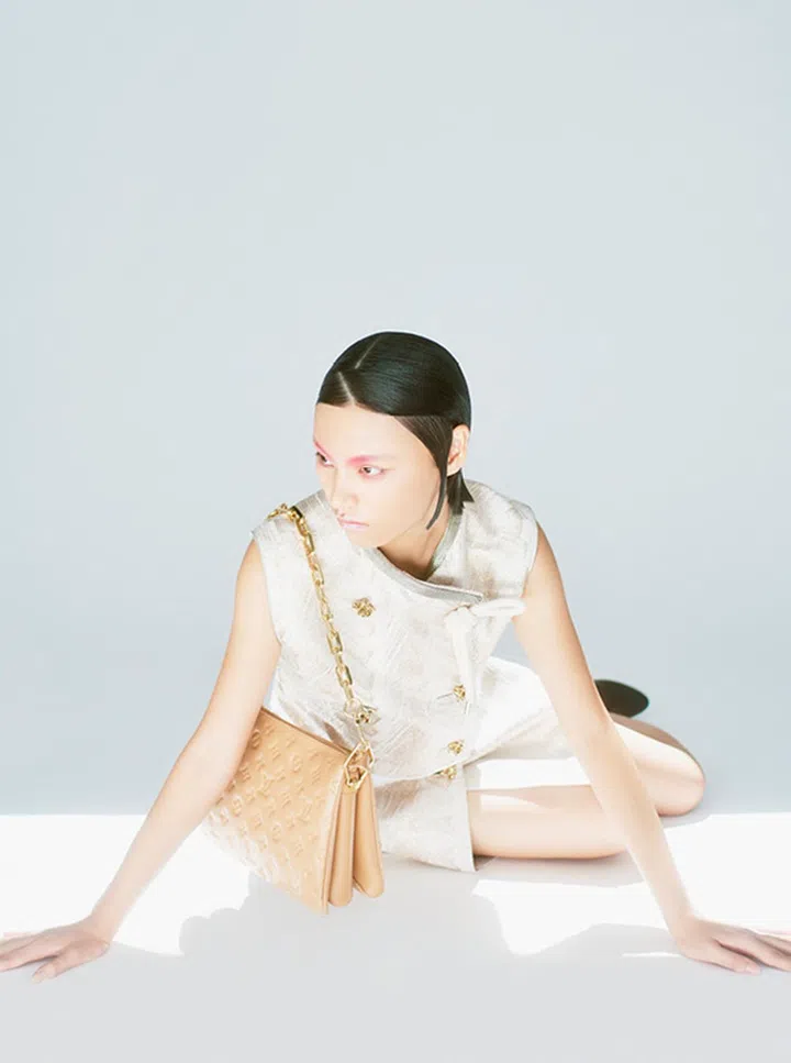 Louis Vuitton Cruise 早春 2022 See You In Space Fashion Editorial Sponsorship Spread 1