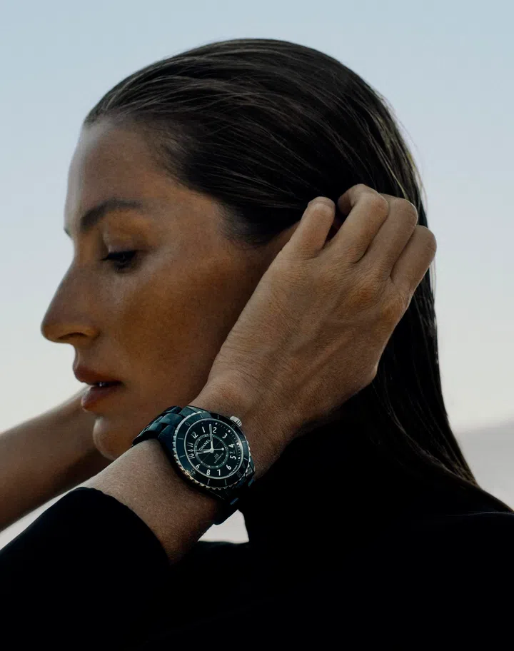 巴西超模Gisele Bündchen佩戴J12 Calibre 12.1腕表