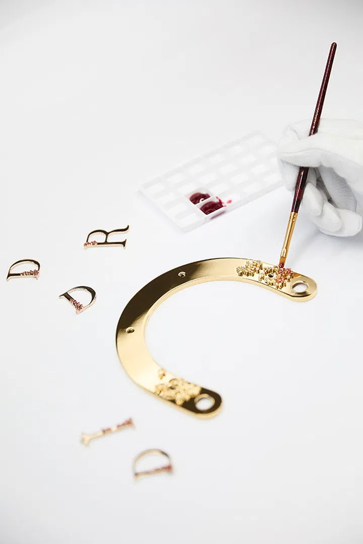 铁质手柄的浮雕细节以手工彩绘而成（图：Dior）