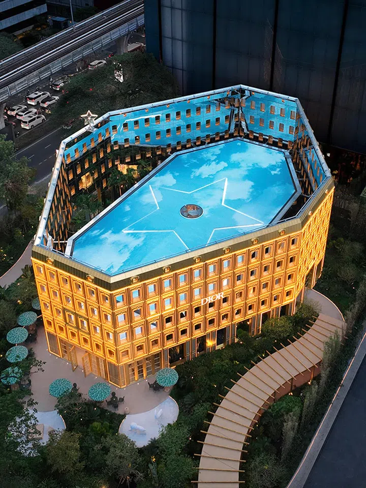 自Dior巴黎总部建筑撷取灵感的(假)外墙， 据闻动用约一百万片黄金色砖片打造而成（图：Goose Studio/Dior）