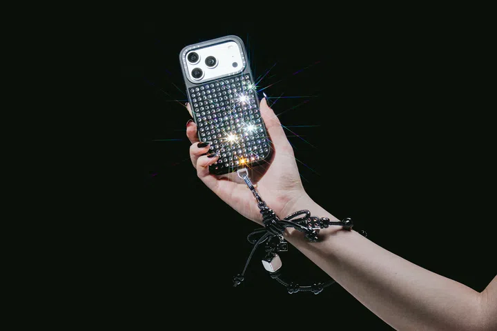 CASETiFY Bow Charm Wristlet蝴蝶结手机绳。