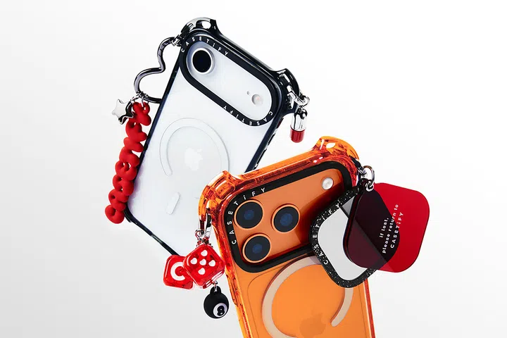 CASETiFY Bounce Case iPhone 17 手机壳，透明防摔设计，配有红色吊饰与边框防护结构，兼具时尚与保护力。iPhone 17 手机壳推荐，防摔，高颜值，好看手机壳。