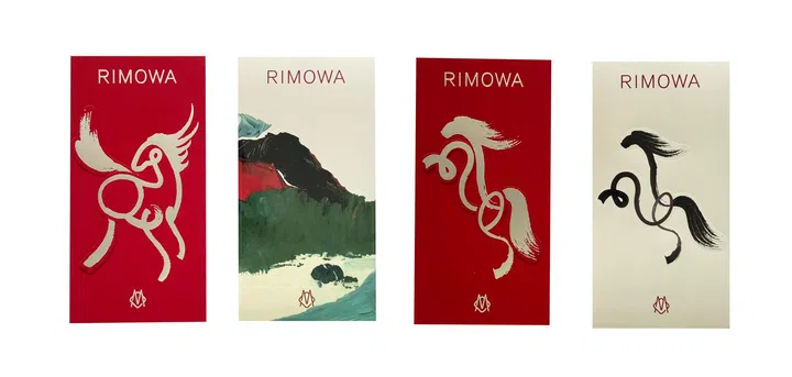 RIMOWA 2026马年红包封系列设计展示，共呈现四款不同风格的红包封。设计以红色与米色为主色调，搭配金色或黑色线条，呈现现代艺术风格的马匹形象。其中两款红包封采用立体压印的抽象马匹图案，以简洁流畅的线条勾勒出马的动态姿态，展现力量与优雅。另一款红包封以水墨画风格描绘奔跑的马匹，结合留白与笔触细节，营造东方艺术意境；还有一款以风景与自然元素为背景，呈现马匹与自然融合的视觉效果。每款红包封上方均印有“RIMOWA”品牌字样，下方附有艺术家标志，整体设计融合现代艺术表达与农历马年主题，展现独特且富有收藏价值的节庆视觉语言。2026马年红包封盘点：今年的新年红包设计，你最喜欢哪一个？