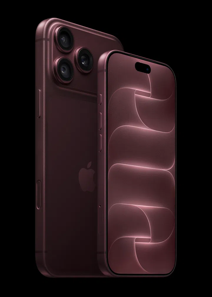 酒红色Burgundy iPhone 18 Pro正反面产品图，以黑色背景呈现。后方手机展示背部设计，可见三镜头相机模组、机身侧边按键与中央Apple标志；前方手机则展示正面屏幕与缩小后的灵动岛，屏幕采用与酒红色机身呼应的深红色几何壁纸。两台手机以斜角重叠排列，突出iPhone 18 Pro的一体式机身、圆润边角及酒红色金属质感。