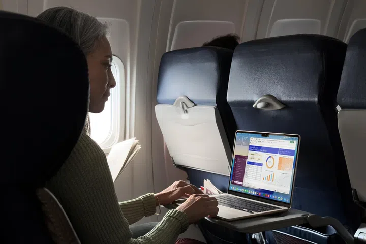 一名女性坐在飞机座位上使用 MacBook Air 笔电工作，电脑屏幕显示文件与数据图表，展现轻便笔电在旅行与移动办公时的使用场景。MacBook Air 采用轻薄设计，方便随身携带，适合经常外出工作、出差或喜欢在咖啡厅办公的人使用。整体画面呈现现代感与高效率生活方式，也突显 MacBook Air 兼具工作效率与日常便利性的特点，非常适合作为母亲节送给职业妈妈的科技礼物。母亲节礼物推荐2026：从实用家居到时尚科技，这些礼物妈妈真的超爱！