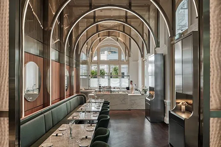 全球首家 AP Café 莅临新加坡！瑞士高级腕表品牌 Audemars Piguet 推出了首家概念咖啡馆，将奢华制表的优雅与精致美食相结合，为下午茶爱好者带来全新的体验。AP Café 坐落于历史悠久的莱佛士酒店庭院内，与品牌的 AP House 概念店相连，打造既沉浸式又充满格调的空间。