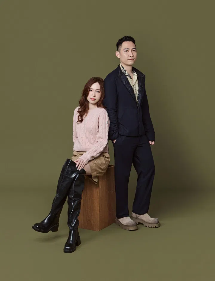 (左边: Jia Yu） Moncler毛线衫 $1,510 短裤$825 靴子(造型师专属) Moncler （右边：Xavier）外套$3,720衬衫 $1,085，长裤 $1,510 （造型师专属) 。（图：《女友》拍摄）