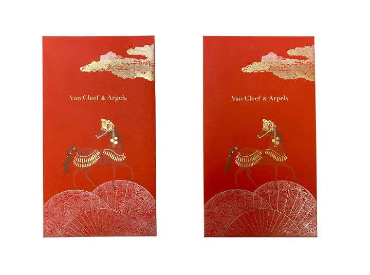 Van Cleef & Arpels 2026马年红包封正反面设计展示，红包封整体采用温润典雅的红色为主色调，呈现品牌一贯的优雅气质。设计中央是一匹造型修长优美的骏马，马身以细致金色线条与装饰图案点缀，营造出精致而富艺术感的视觉效果。骏马站立于层层展开的扇形图案之上，扇面以浮雕纹理呈现，象征吉祥、圆满与好运。上方则点缀金色云朵元素，以细腻渐层与烫金工艺呈现，营造出轻盈飘逸的氛围，增添整体诗意感。红包封中央印有“Van Cleef & Arpels”品牌标志，低调却具辨识度。整体设计融合东方传统节庆意象与品牌高级珠宝的优雅美学，呈现精致、含蓄且富有收藏价值的节日红包封设计。2026马年红包封盘点：今年的新年红包设计，你最喜欢哪一个？