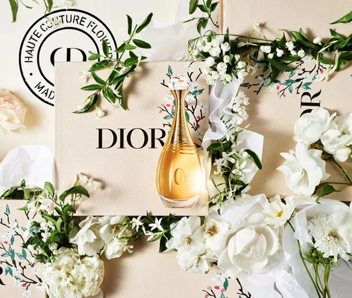 还有什么比一款精致的香氛更能虏获人心？全新的J’adore eau de parfum Infinissime香氛具有晚香玉馥郁而浓厚的香味，加上白叶草玫瑰、茉莉花和依兰花的衬托，叫人忍不住爱上它！