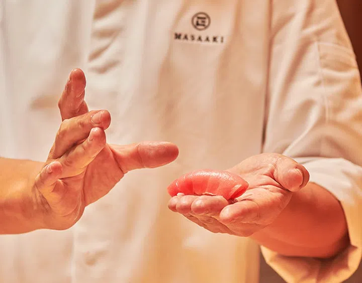 本月新开张的精致日式餐馆Masaaki位于South Beach Avenue，主厨兼创办人Masaaki Sakashita曾在Ishi和Hashida Sushi掌厨。他采用直接从日本东京的丰盛市场空运过来的优质时令食材，结合传统的烹饪技巧与独特创意，为食客呈献与众不同的Omakase菜单。餐馆的装潢为优质就餐体验奠定了基础。有别于传统的日本高级餐馆的古典低调设计，Masaaki墙壁上覆盖着柔和的粉红色Gucci壁纸，描绘着飞鹤的舞姿。屏风分模仿仿起伏的山景，高高的天花板上悬挂着层叠的和纸，让人联想到云层。地址：B1-17, South Beach Avenue, 26 Beach Road，Singapore 189768电话：6388 1555