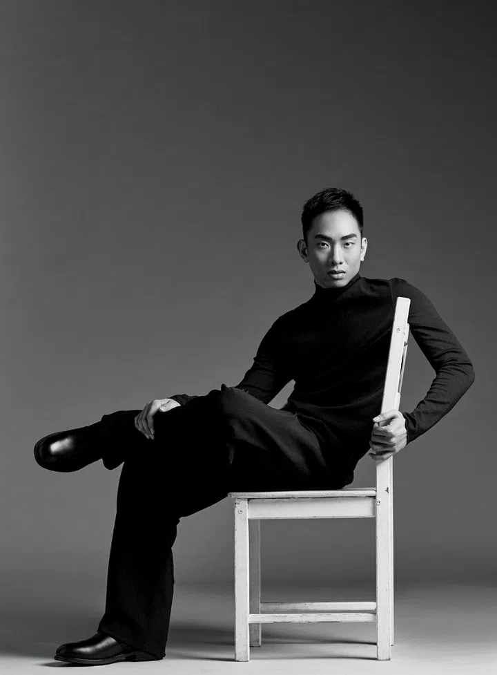 Q: 每天的日程是怎样的？A; 每天都有好几个手术，每个手术大概一至两个小时。如昨天我从早上八点半到晚上七点就共做了五个手术。但只要看到康复的病人身体状况越来越好，我就很开心。