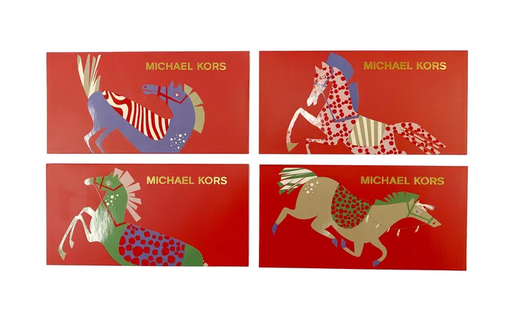 Michael Kors 2026马年红包封系列设计展示，红包封整体采用经典新年红色背景，并以大胆鲜明的色彩组合呈现四款不同风格的骏马图案。每款设计皆以现代艺术风格重新诠释马的形象，通过蓝色、绿色、米色与红色等对比色块，以及圆点、条纹与几何图案元素，为骏马增添活泼与时尚感。骏马姿态各异，包括奔跑与跃动的动态造型，象征力量、自由与新一年的活力与希望。上方印有“MICHAEL KORS”金色品牌标志，提升整体精致感与辨识度。整体设计融合节庆传统与现代设计语言，以充满趣味与个性的视觉呈现马年主题。2026马年红包封盘点：今年的新年红包设计，你最喜欢哪一个？