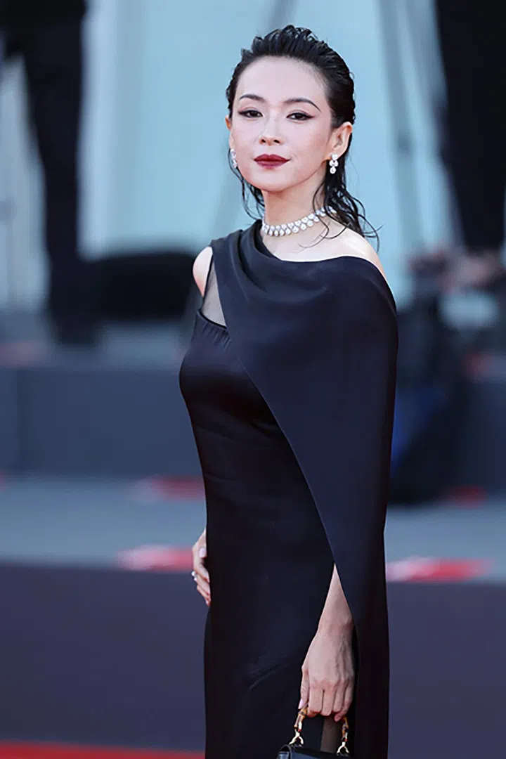 VENICE, ITALY - SEPTEMBER 07: Zhang Ziyi attends the Closing Ceremony red carpet during the 81st Venice International Film Festival at Palazzo del Cinema on September 07, 2024 in Venice, Italy. (Photo by Andreas Rentz/Getty Images)