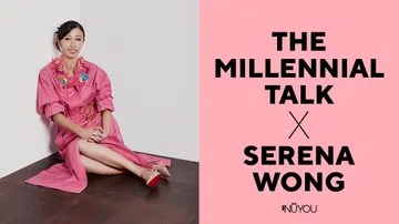 Serena Wong身穿粉色长裙，坐在木地板与白色背景前，微笑面对镜头。Batik Sayang创办人Serena Wong。