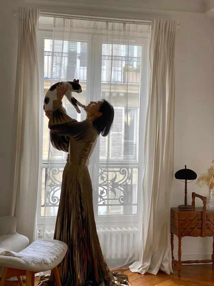 欧菁仙在巴黎将爱猫Rudon高高举起