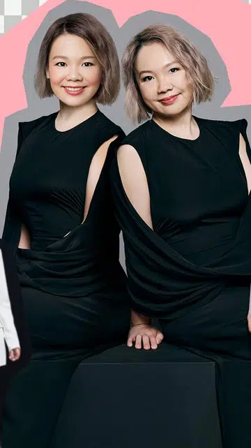一张拼贴风格的视觉设计画面，以多张人物照片组合而成。画面中央是两位短发女性并肩坐在深色方形座台上，身穿剪裁流畅的黑色无袖长礼服，造型优雅而现代，背景为粉色几何图形，营造出聚焦主视觉的效果。两人面带自然微笑，姿态从容自信。左侧画面拼贴了一张大型舞台屏幕特写肖像，人物留着浅色短发，背景为蓝紫色灯光，呈现舞台或演讲场景氛围；旁边还有一张人物行走中的全身照，身穿浅色外套与牛仔裤，画面带有动态感。右侧则拼贴了一张人物站在讲台前手持麦克风演讲的画面，身穿深色西装外套，表情自信、姿态生动。整体画面结合摄影与图像剪裁效果，呈现多重场景与个人形象的层次变化，风格现代、具视觉冲击力。Sabrina Princessa Wang AI TWINS 新加坡未来趋势者