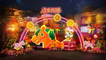 Resorts World Sentosa新春庆典“点金奔腾”（Gallop into POP-SPERITY）主题装置，以马年为灵感打造充满节庆气氛的户外打卡场景。中央是一匹由灯光构成的几何造型骏马装置，象征马年奔腾与好运，周围点缀金币造型、烟花灯饰与红色灯笼，营造喜庆氛围。装置旁可见POP MART主题角色与互动区域，背景为Resorts World Sentosa现代建筑与夜晚灯光景观，整体融合传统新春元素与潮流艺术设计，呈现充满活力与欢乐气息的2026马年新春庆典空间。