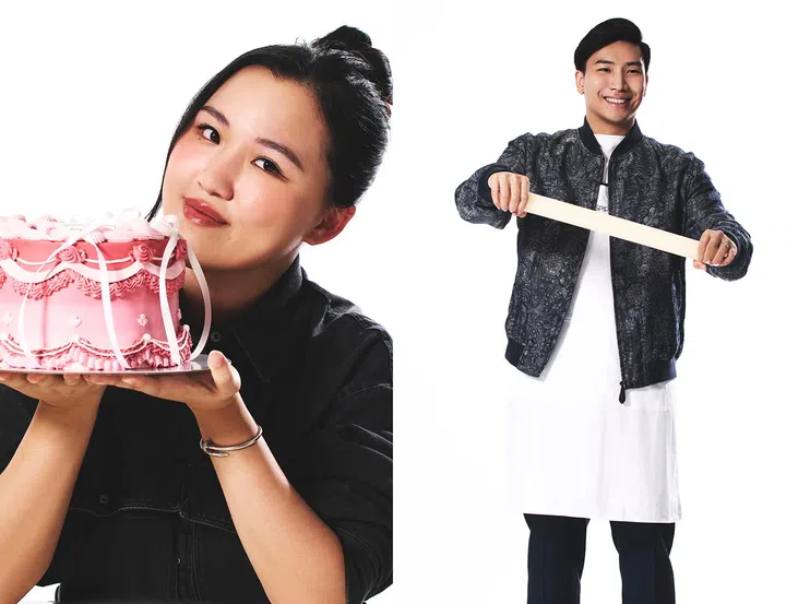 CakeInspiration主理人Jiayi与Kaiyang形象照：Jiayi手持一款粉色复古风订制蛋糕，蛋糕以蝴蝶结、花边与细致裱花装饰，呈现优雅甜美风格；Kaiyang则身穿围裙与外套，手持翻糖或烘焙材料，展现专业制作过程。整体画面干净简约，突出品牌在订制蛋糕设计与手工工艺上的精致与创意。