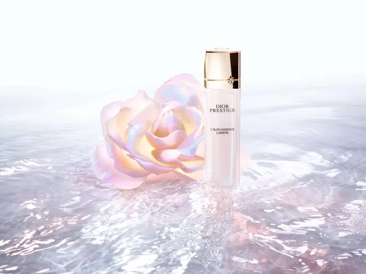 L’Oléo-Essence Lumière爽肤水帮助肌肤维持一天的舒缓和深层滋润，焕发纯净光采。