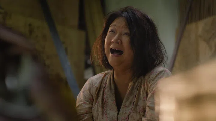 陈莉萍在戏里饰演的“阿珠”看似疯癫，背后也有一段故事。（图：Mediacorp提供）
