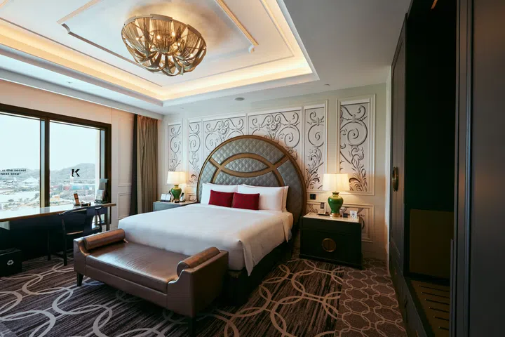 THE KARL LAGERFELD 的 Kameo Suite 以中西合璧的设计与优雅氛围展现独特美学，让旅人于澳门3天2夜旅游攻略中，感受艺术与生活的交融。澳门3天2夜旅游攻略，住宿推荐。