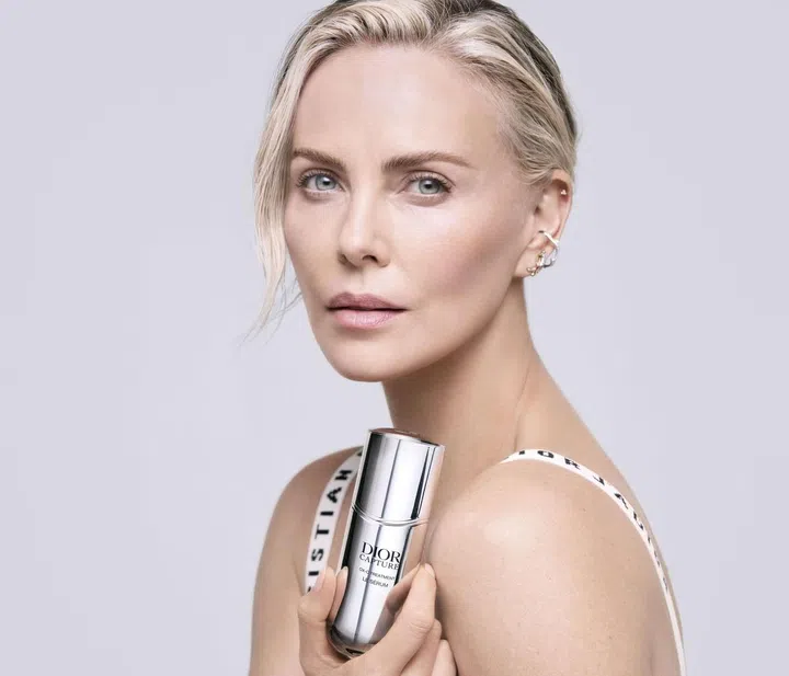 奥斯卡影后Charlize Theron担任全新升级的Dior Capture系列代言人，诠释女性力量之美。（图/Josh Olins for Parfums Christian Dior）