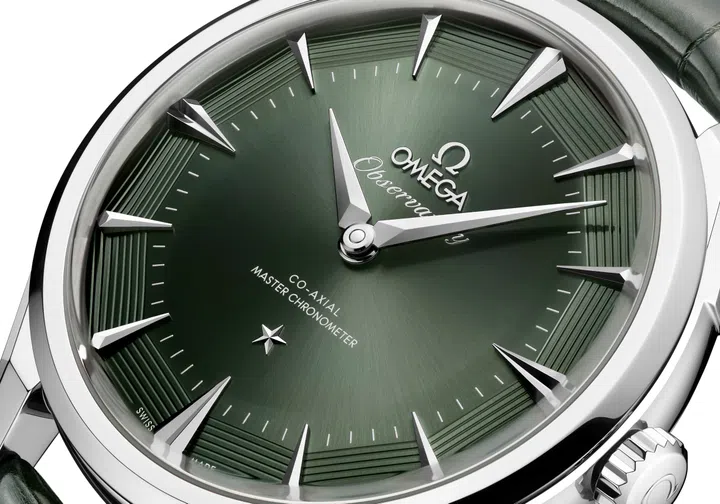 Omega Constellation Observatory腕表的经典pie-pan表盘: 六点位置的星标与刻面时标细节