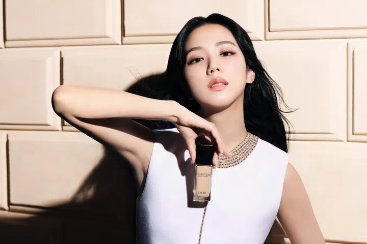 Jisoo代言DIOR Forever Skin Glow 24H Hydrating Radiant Foundation粉底液