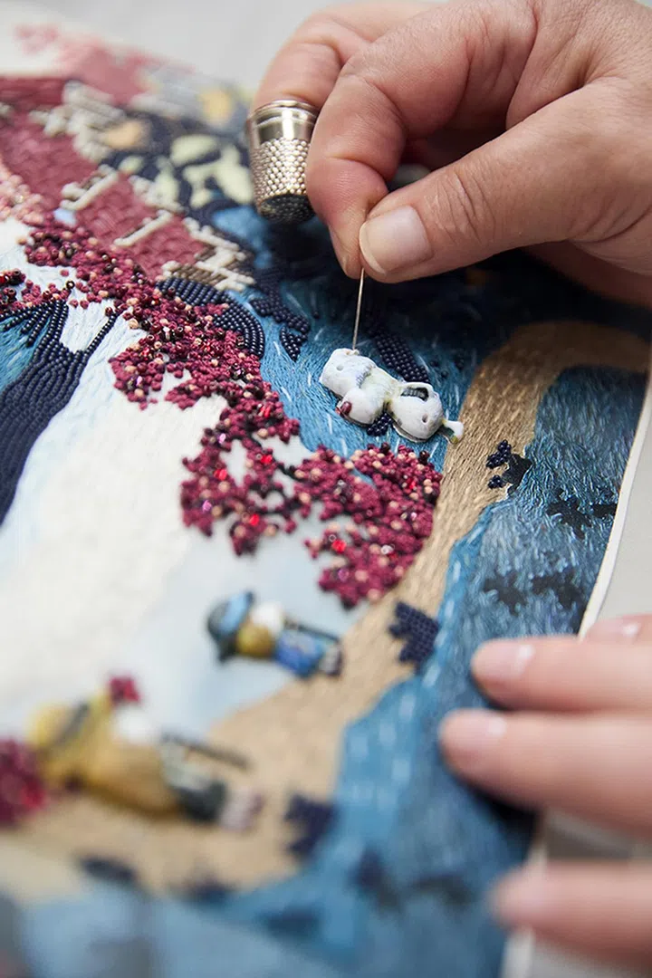 品牌手袋工坊在禹国元的手绘作品添加缀饰（图：Dior）