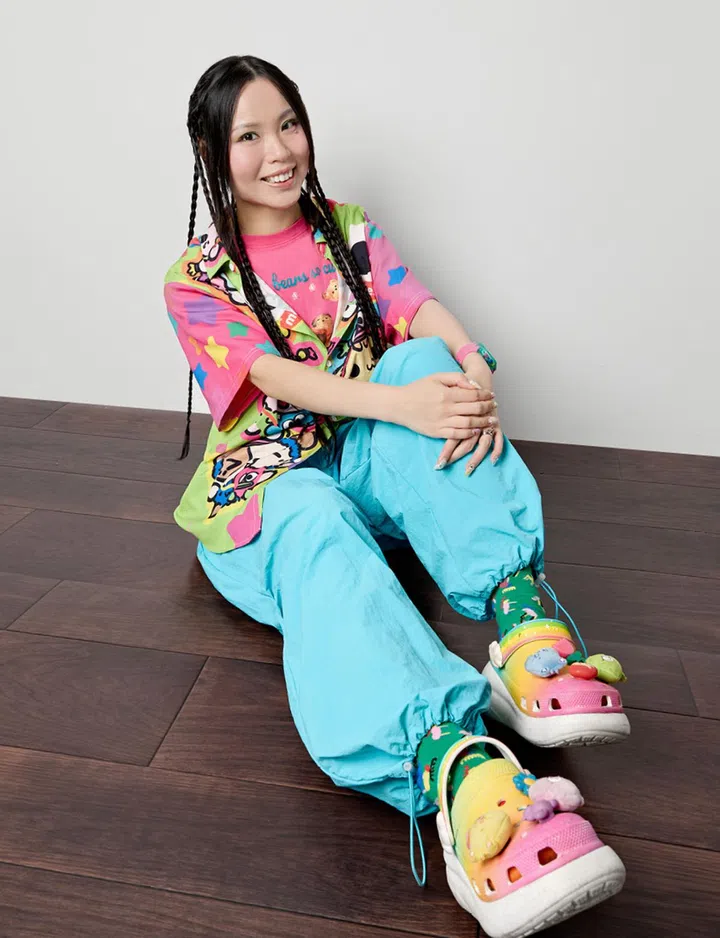 Mochi Buddies 衬衫$45，人物专属T恤, 长裤,袜子以及鞋子（图：《女友》拍摄）