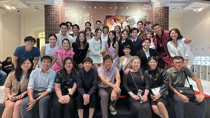 洪荣狄（前排中）与剧组团队及一众演员在记者发布会上拍摄大合照。（图：Mediacorp提供）