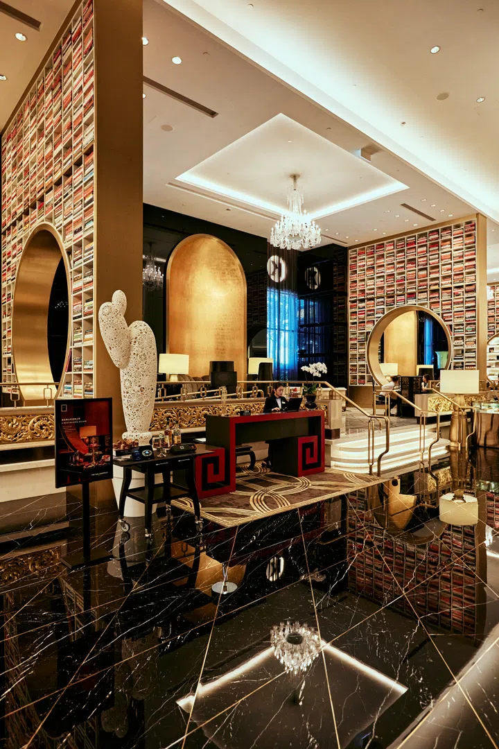 The Book Lounge 以金色圆拱与满墙书架营造优雅氛围，适合享用下午茶或阅读放松，是澳门3天2夜旅游攻略中的必访亮点之一。澳门3天2夜旅游攻略。