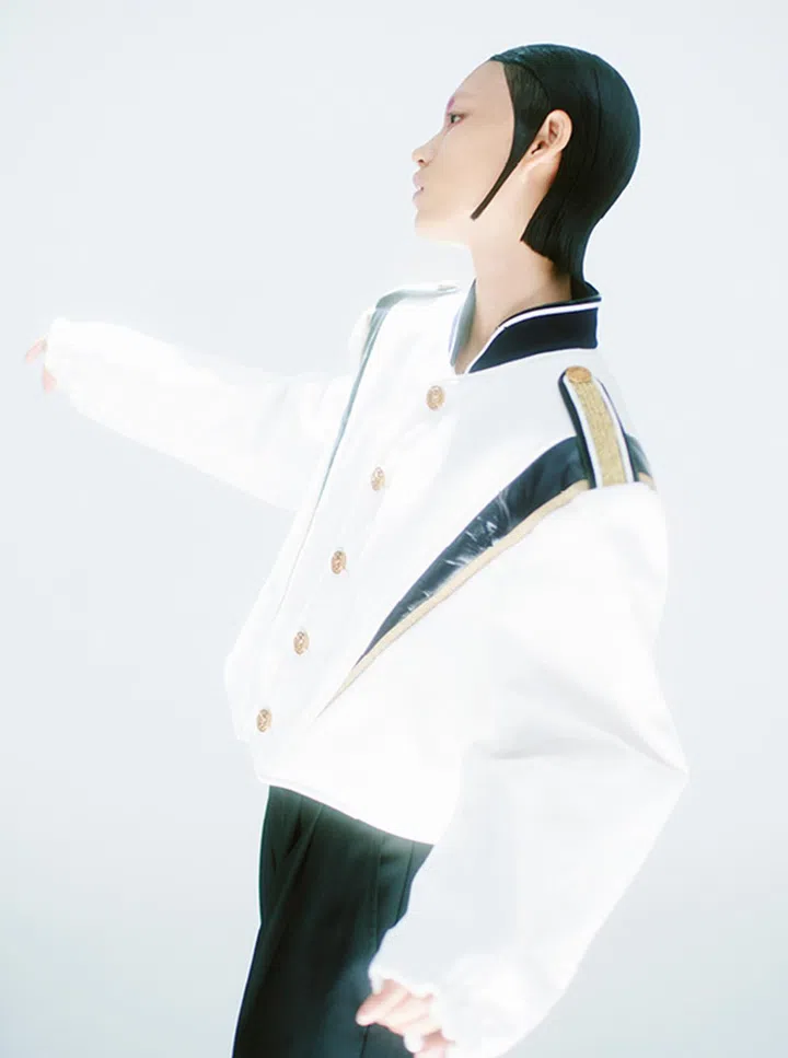 Louis Vuitton Cruise 早春 2022 See You In Space Fashion Editorial Sponsorship Spread 3